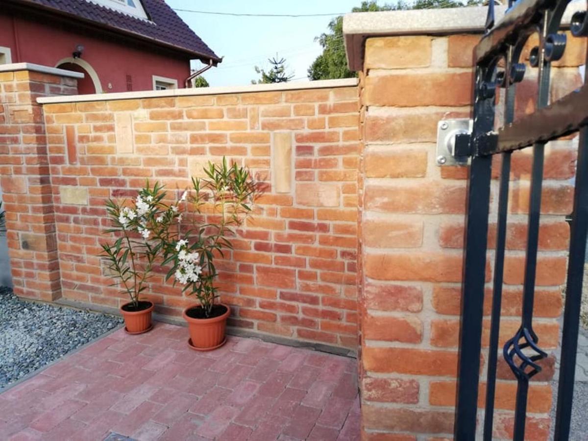 Mona Apartman Sarvar Exterior foto