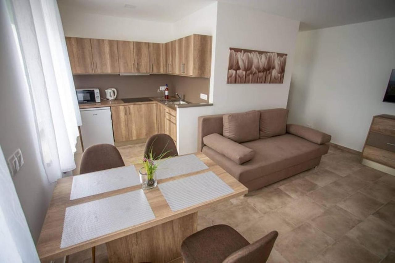 Mona Apartman Sarvar Exterior foto