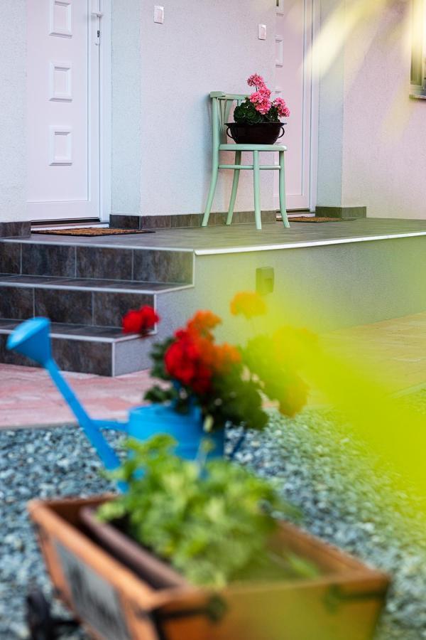 Mona Apartman Sarvar Exterior foto